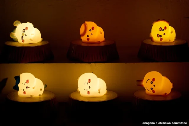 ちいかわ「オイテミテライト」で毎日をもっと楽しく！新キャラクターも加わり、スマホ充電も癒しの時間に変身