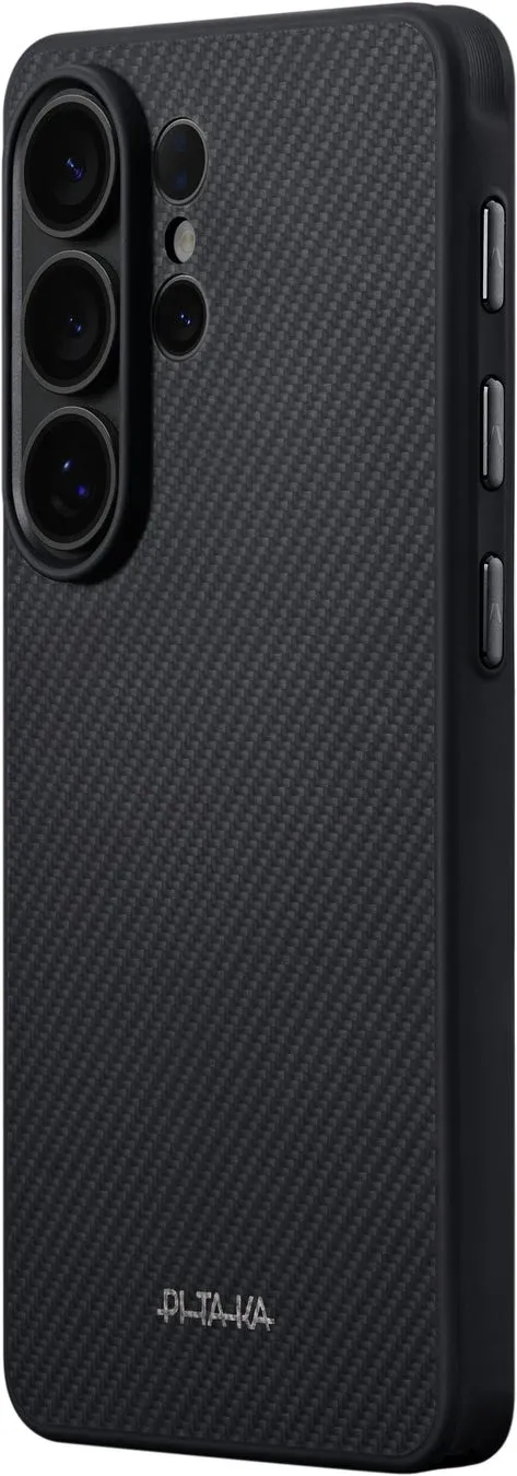 カーボン柄の黒いスマートフォンケース