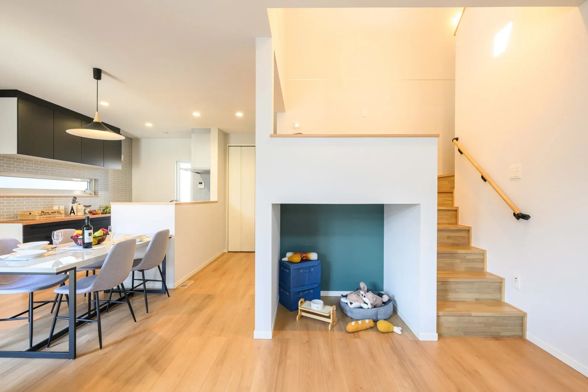 リビング・キッチン・階段下