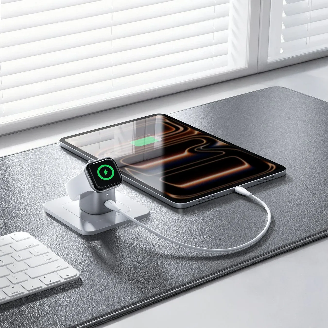 デスクでApple Watchとタブレットを充電する様子