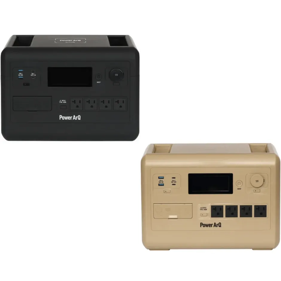 黒とベージュの2色のポータブル電源「Power ArQ」が並べて配置されています。複数のUSBポート、ACコンセント、DC出力ポートを備え、アウトドアや災害時の電力供給に最適な製品です。