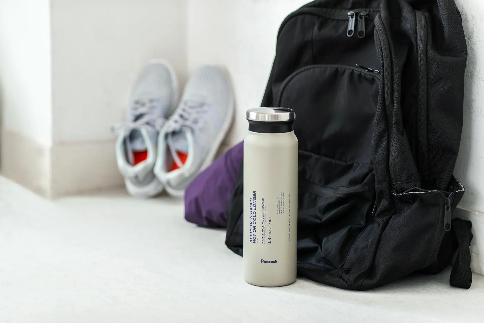 オフホワイトのステンレスボトルとリュックサック