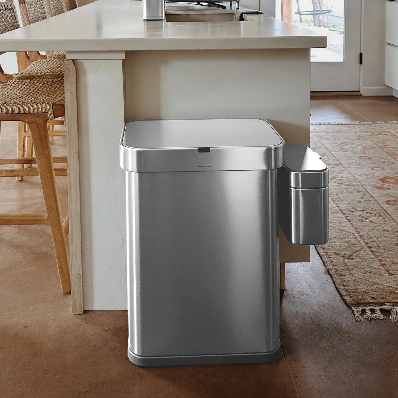 キッチンカウンターの横に置かれたSimplehumanのゴミ箱と分別用の小さな容器