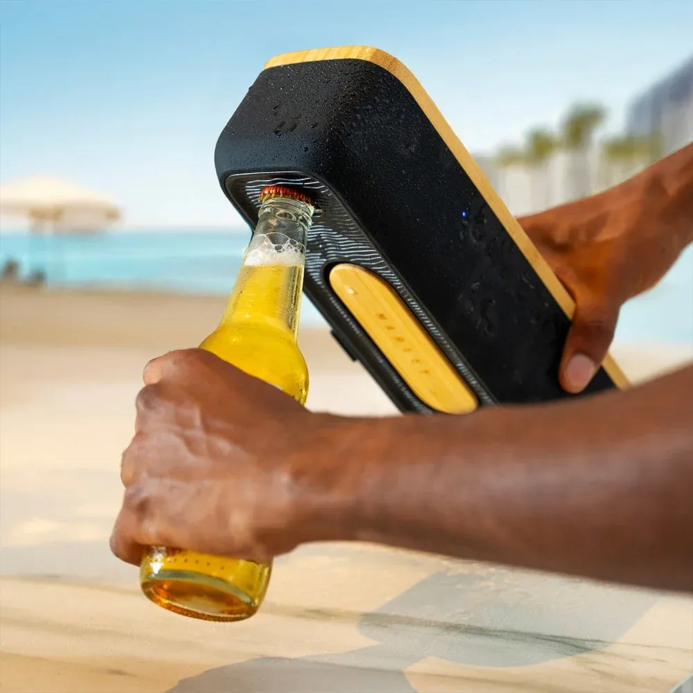 Get Together Goの栓抜き機能でビール瓶を開ける様子