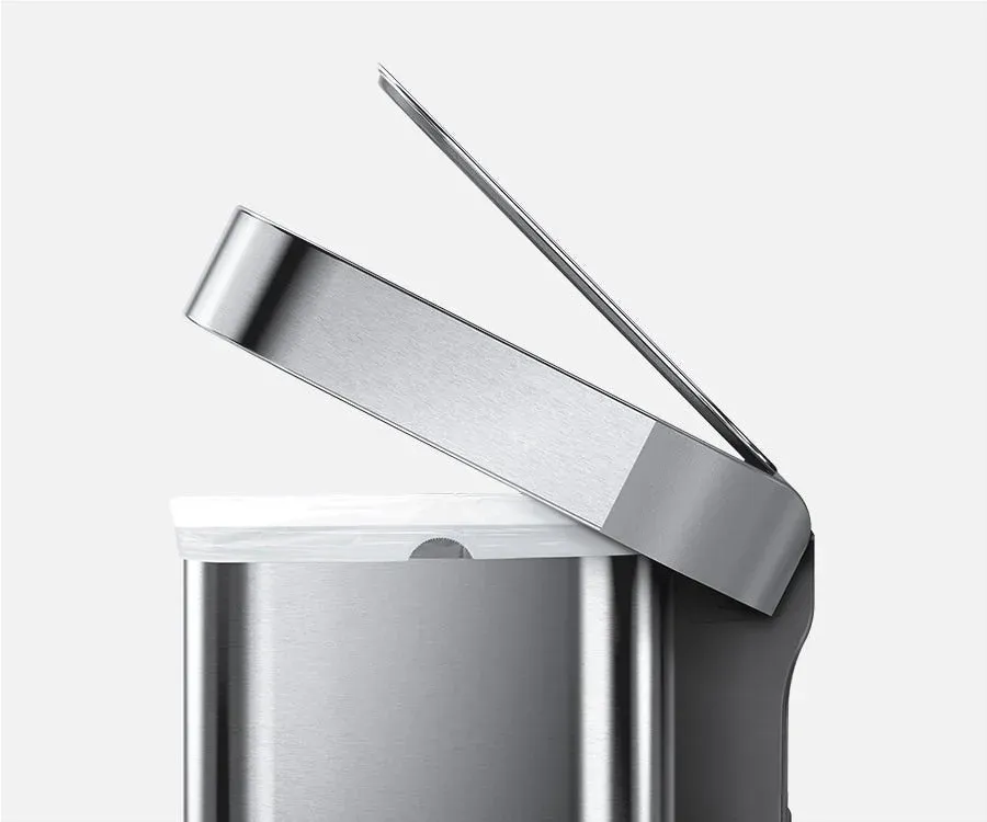 蓋が少し開いた状態のステンレス製ゴミ箱