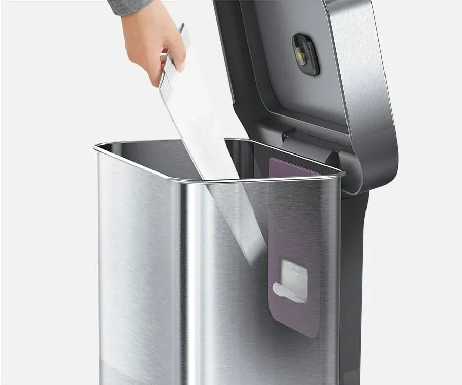 ステンレス製のゴミ箱に新しいゴミ袋をセットする手元