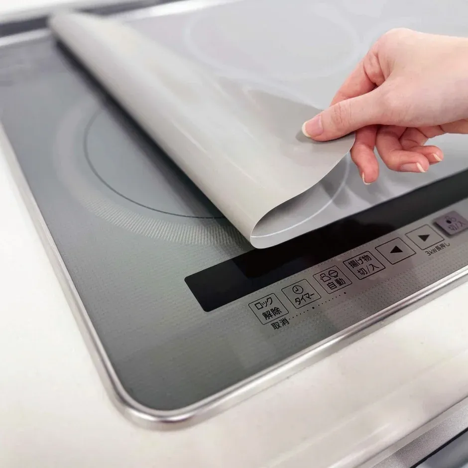 IHクッキングヒーターから保護シートを剥がす様子