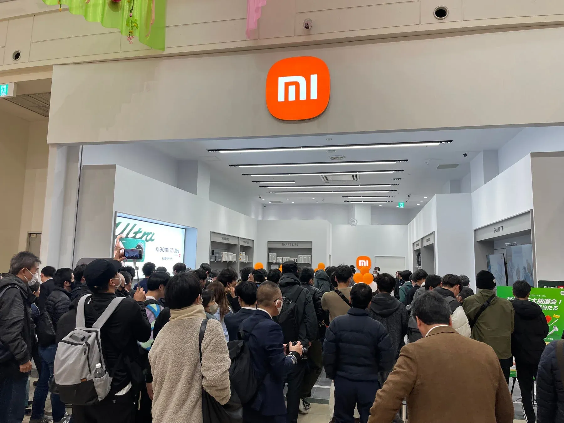 Xiaomi Storeの賑わう店内
