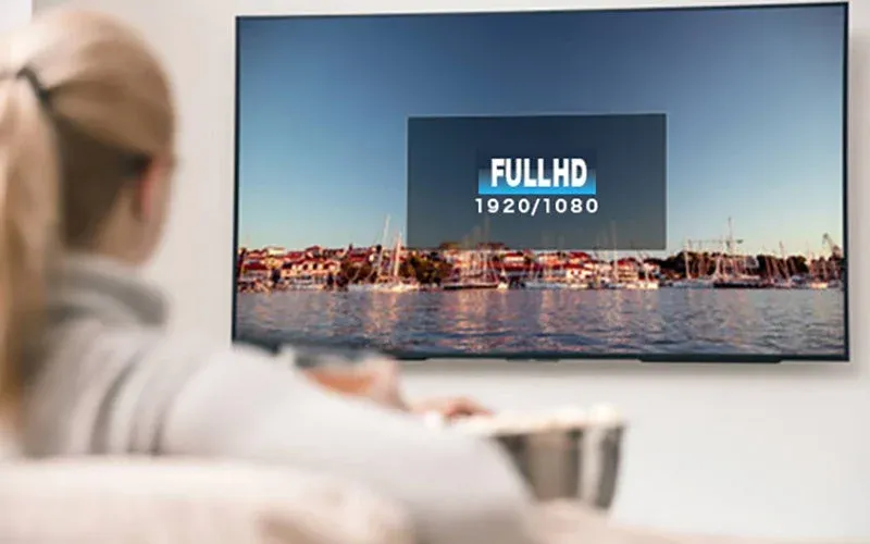 フルHDでテレビを見る女性