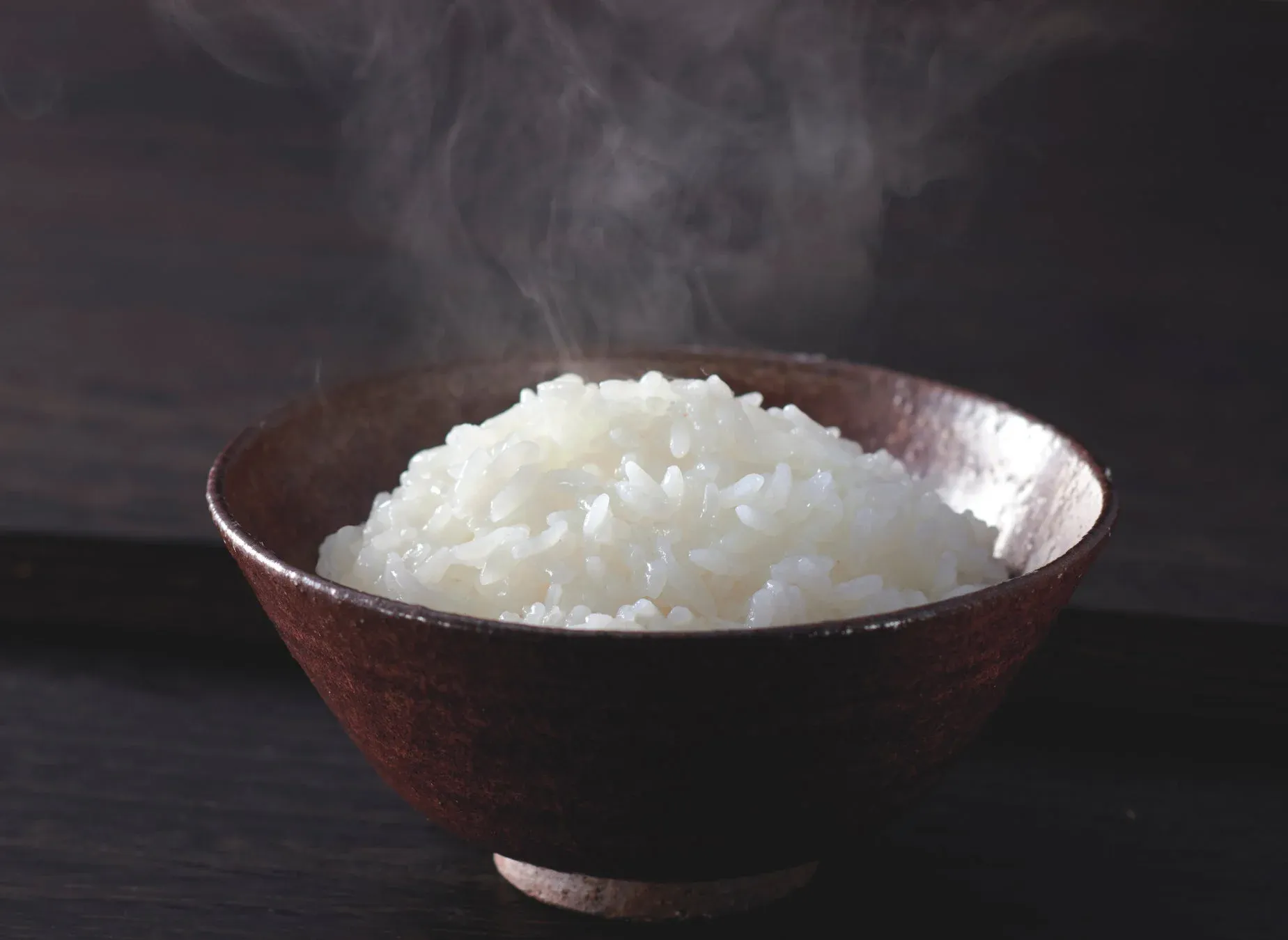 湯気を立てる炊きたてのご飯