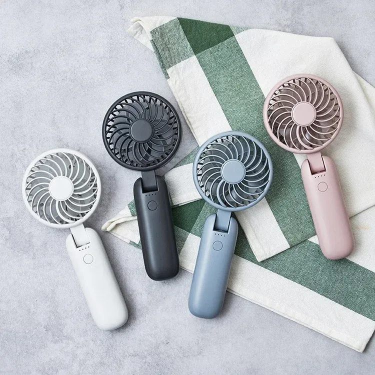 様々な色の折りたたみ式ハンディファンが4つ並べられています