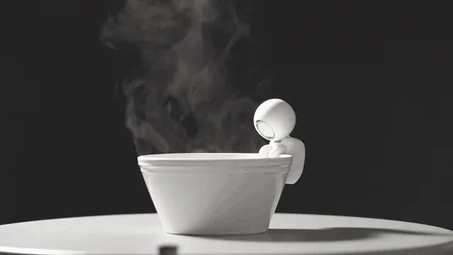 湯気を立てる白い器と、その縁に寄り添う小さな白い人型のフィギュア