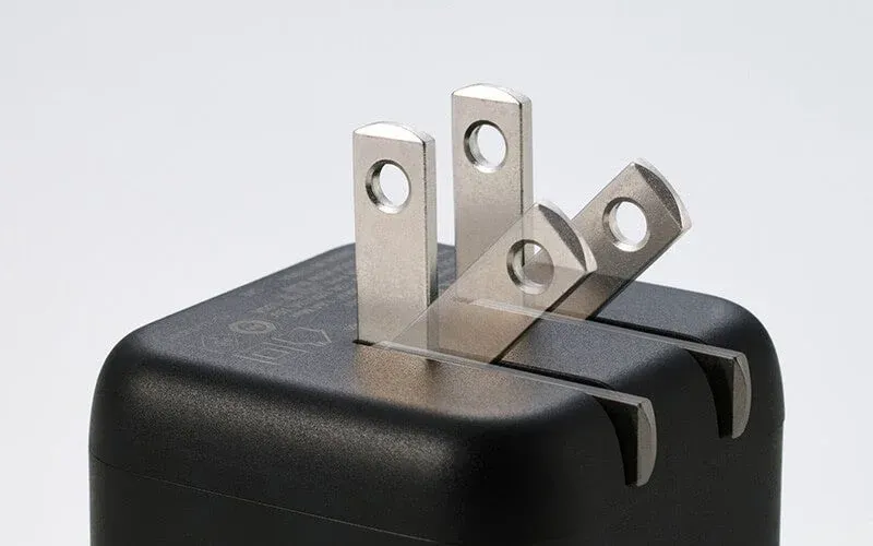 折りたたみ式電源プラグ