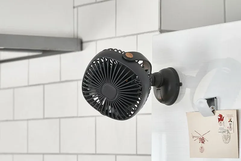 吸盤でキッチンに固定された様子