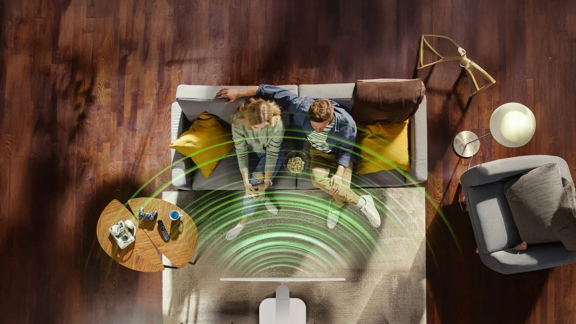 リビングでエンターテイメントを楽しむカップル