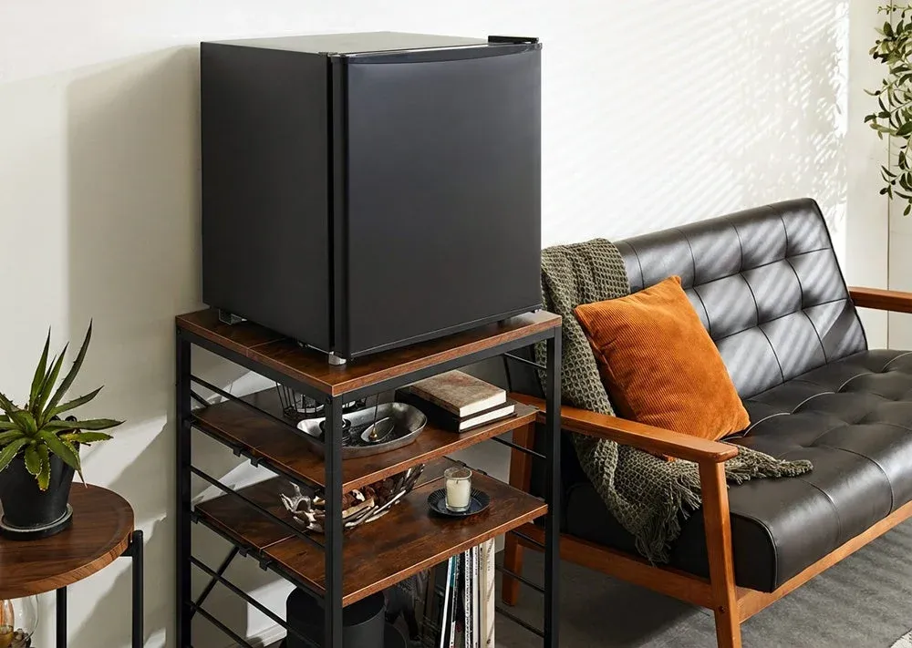 小型冷蔵庫横に設置されたVOID STACK series Kitchen Rack