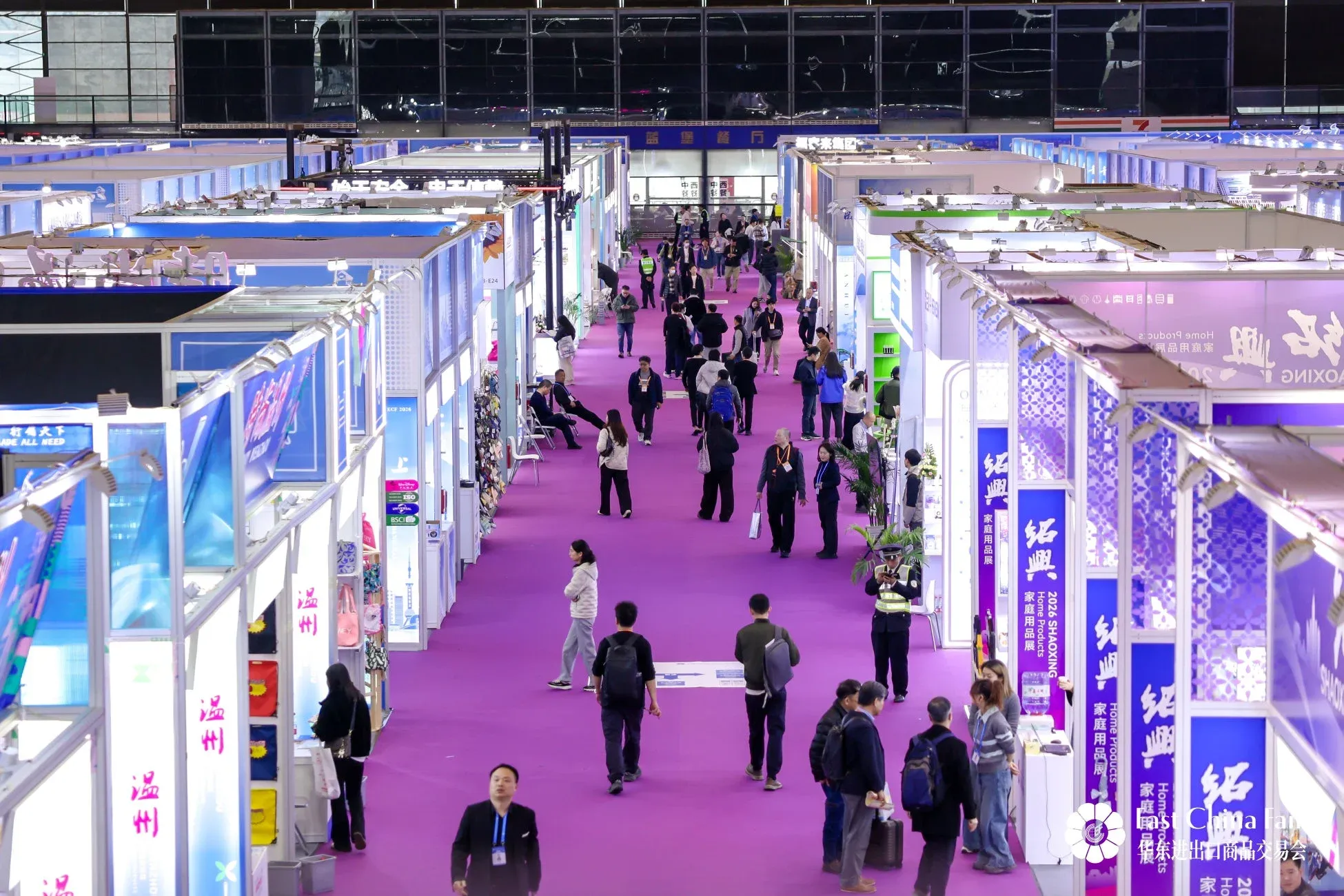 多くの来場者で賑わう展示会の会場風景