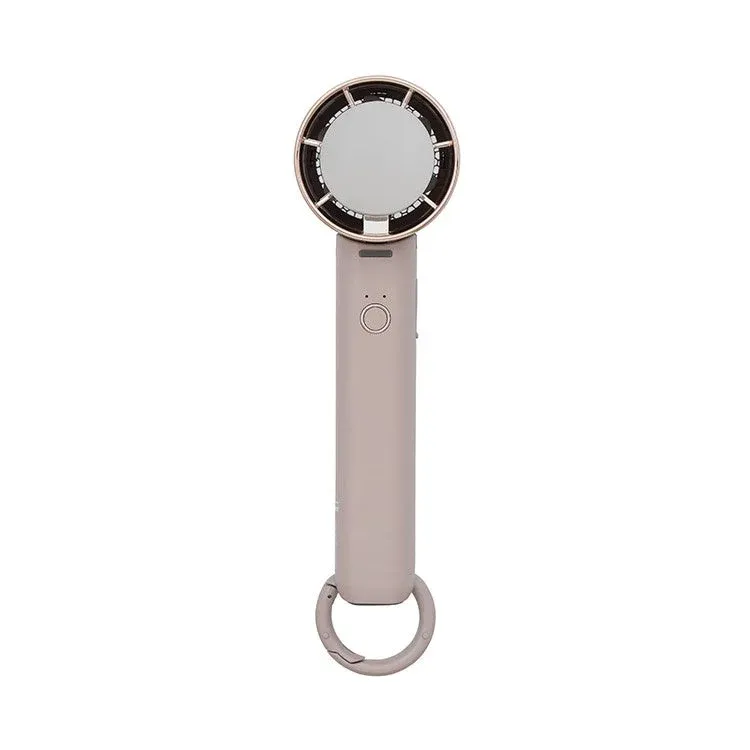 ベージュ色の本体にローズゴールドのアクセントが施された、スタイリッシュなハンディファン