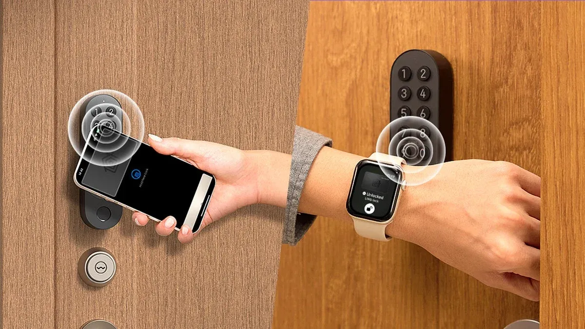 iPhoneとスマートウォッチでロックを操作する画像