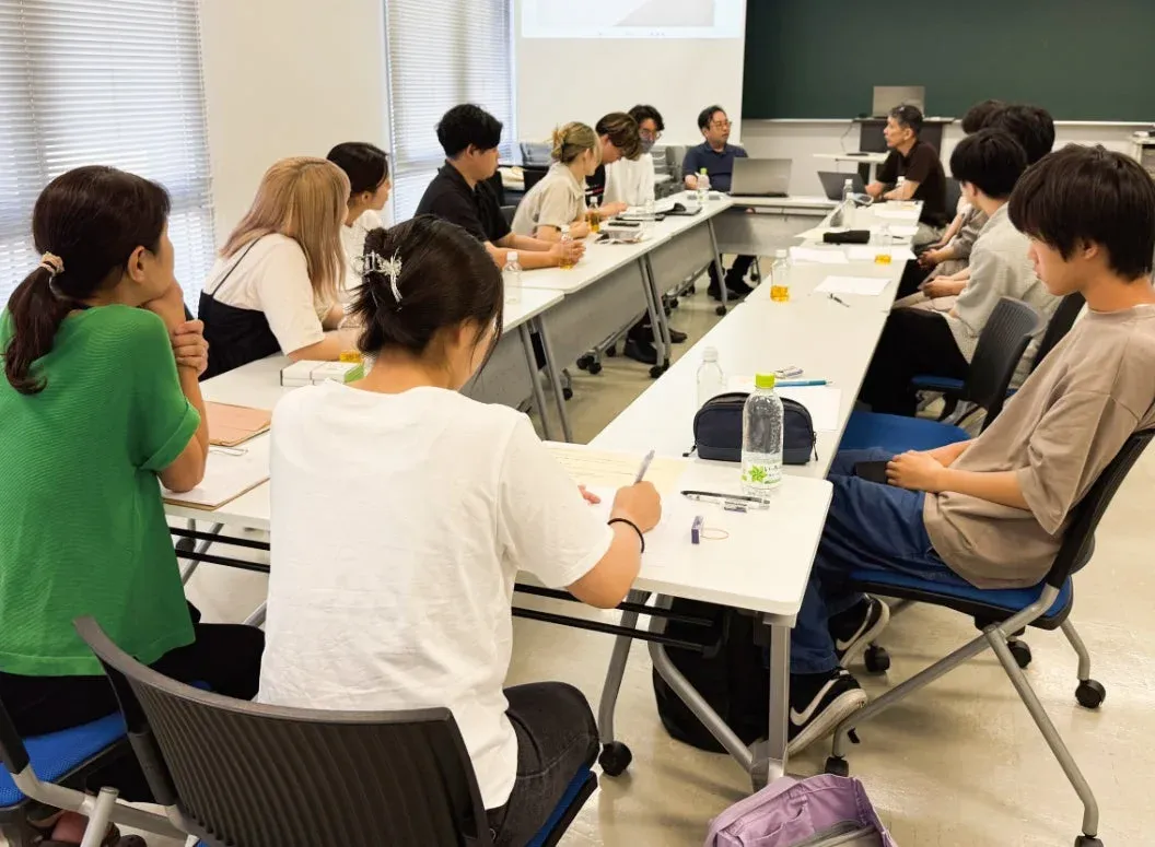 会議室で議論する人々