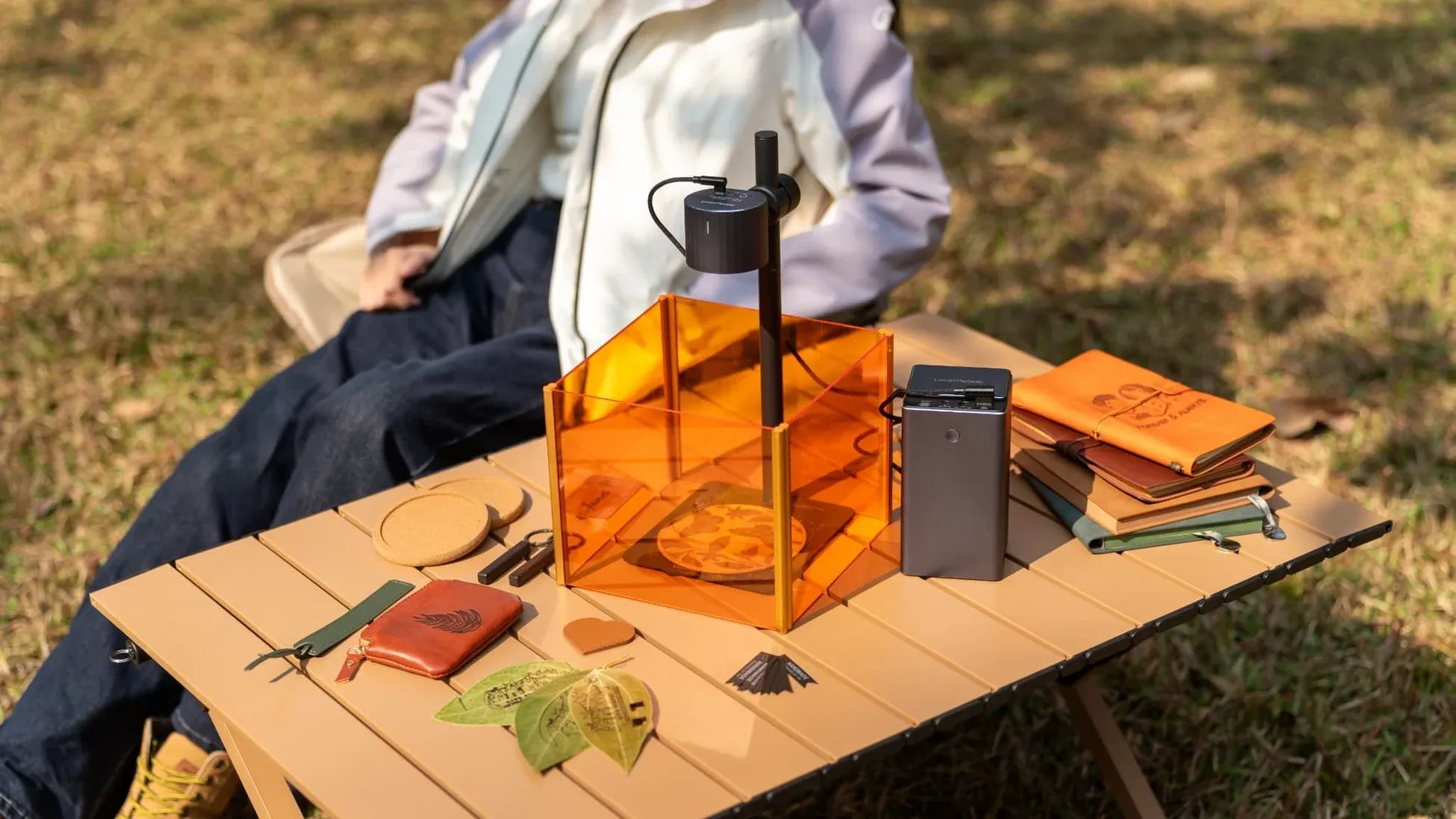 屋外でLaserPecker LP1 Plusを使ってクラフトを楽しむ様子