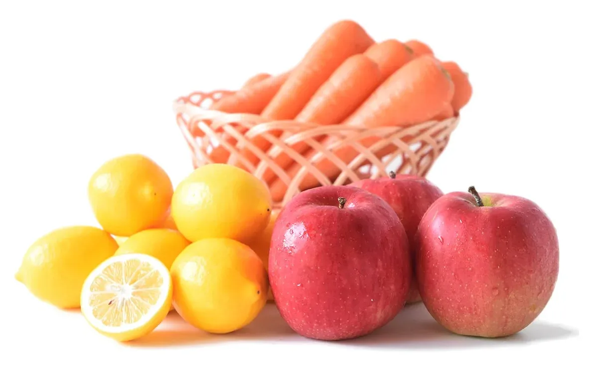 新鮮な人参、レモン、リンゴ