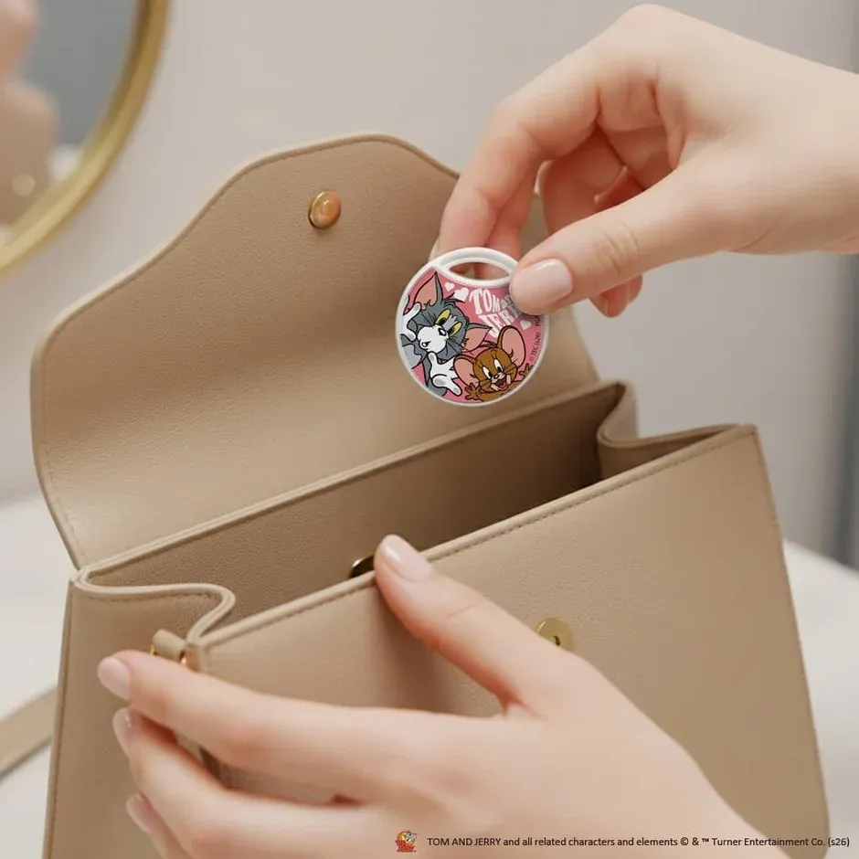 ハンドバッグに入れるピンクのスマートタグ