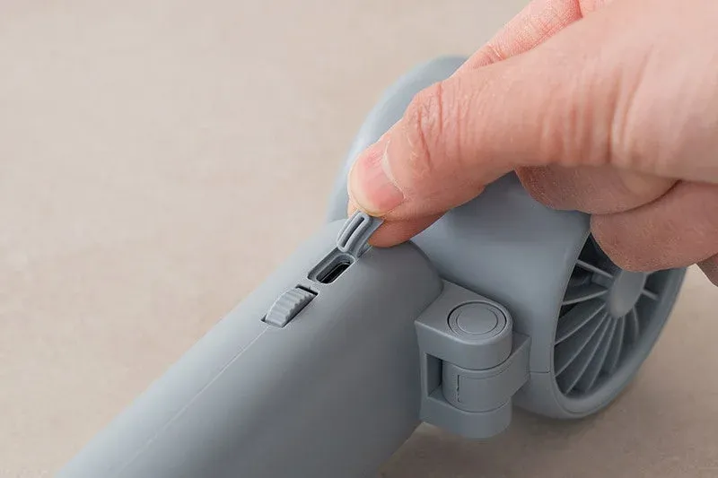 充電ポートのカバーを開けている手のクローズアップ