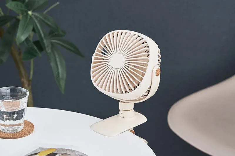 クリップでテーブルに固定された様子