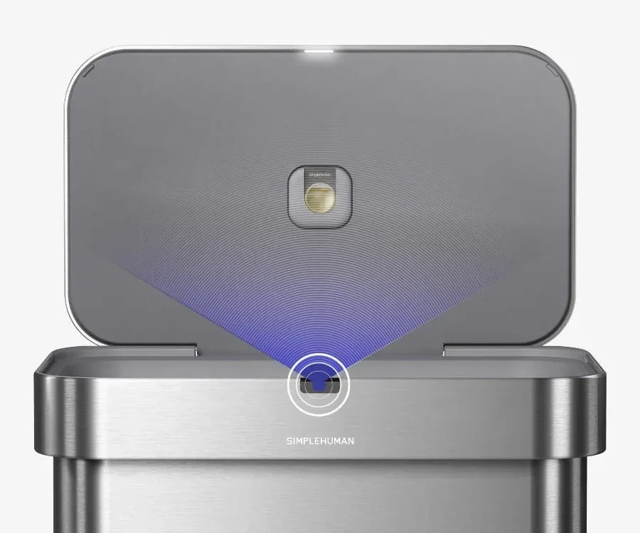 蓋が開いた状態のSimplehuman製自動センサーゴミ箱
