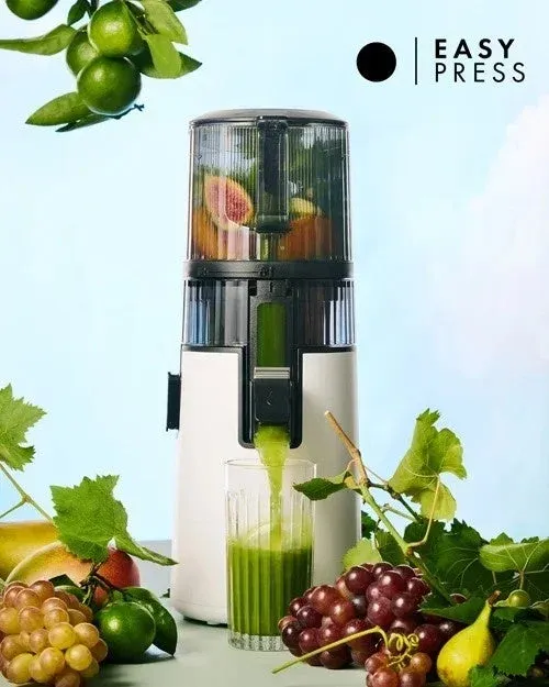 ジューサーからジュースが注がれている様子