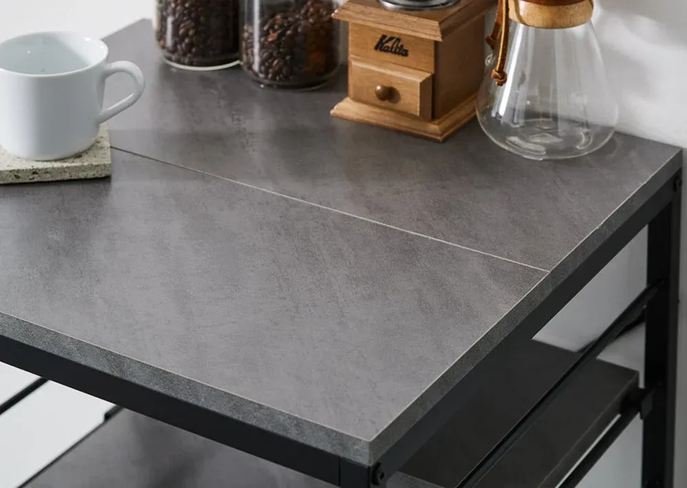 可動棚にコーヒーグッズを収納したイメージ