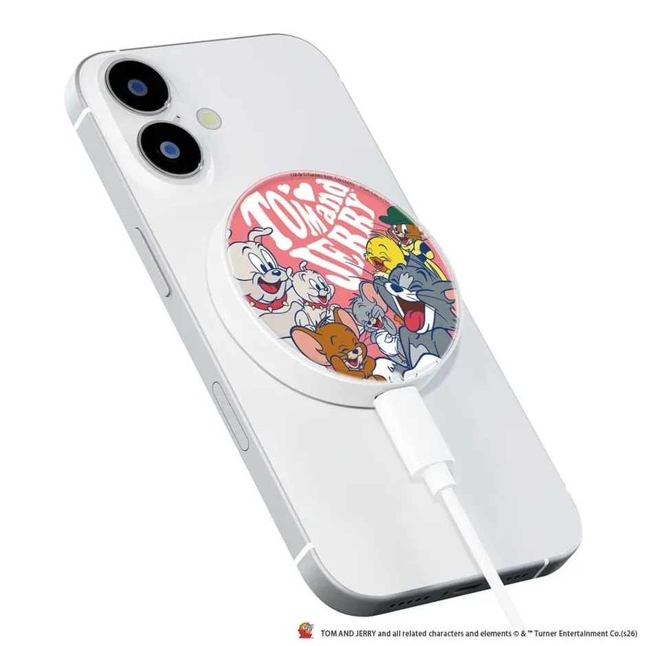 スマートフォンに装着されたトムとジェリーのマグネット式充電器