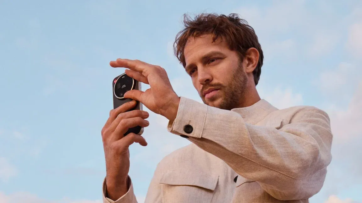 男性がLeicaスマホで撮影する画像