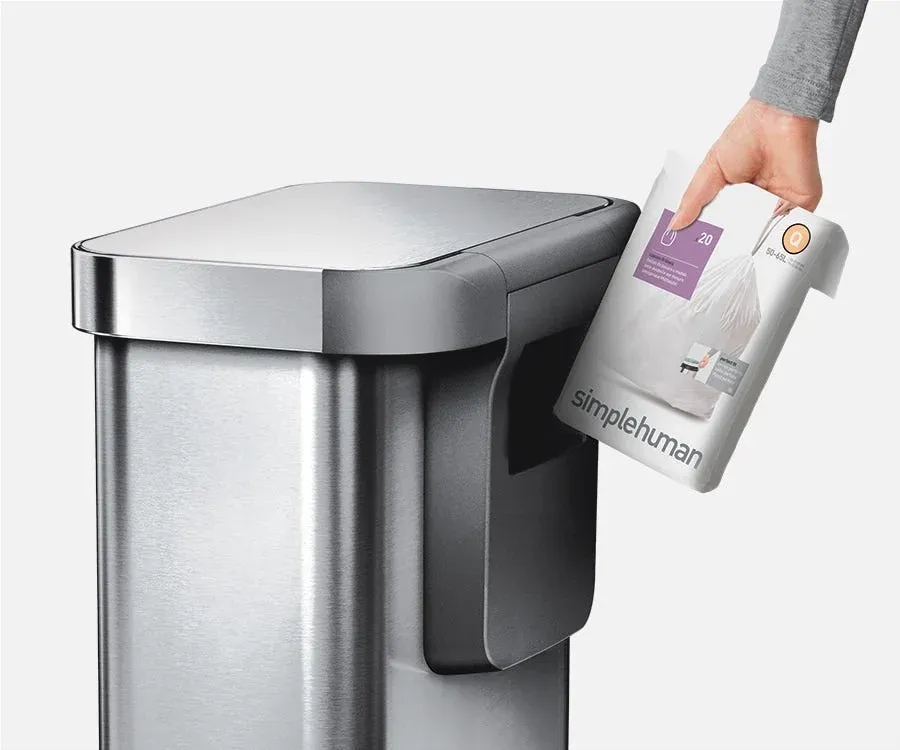 Simplehumanのゴミ箱から専用ゴミ袋を取り出す様子