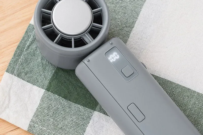 デジタル表示で「100」と表示されたグレーの携帯扇風機