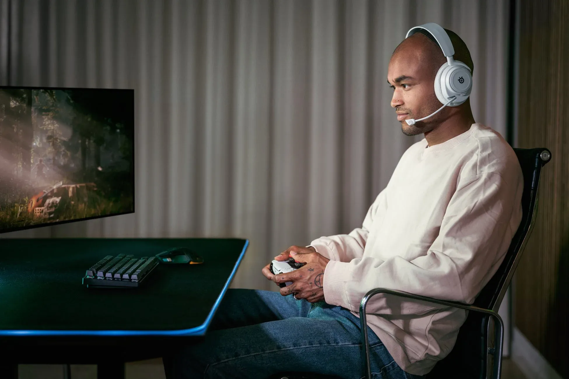 ヘッドセットでゲームを楽しむ男性