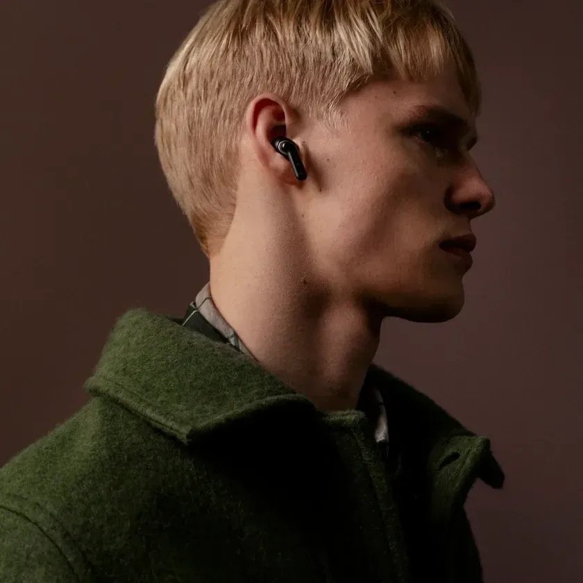 Sudio E4 Pro ミッドナイトブラック モデル着用画像