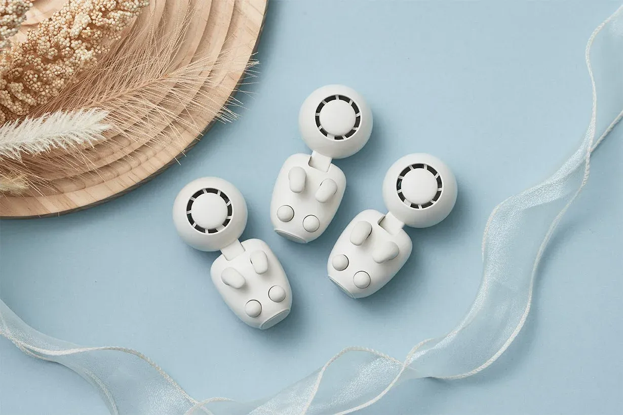 水色の背景に、白くて丸いヘッドと足のようなデザインが特徴的な3つの小型ファン
