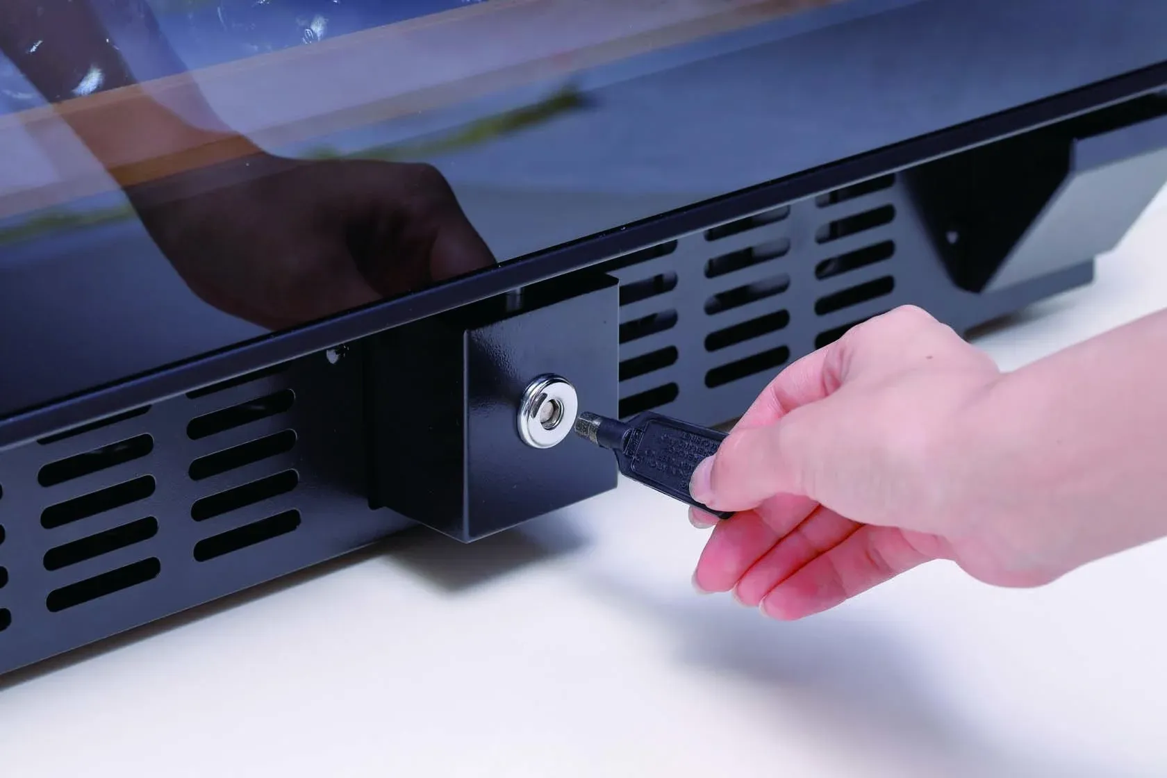 鍵を差し込む様子