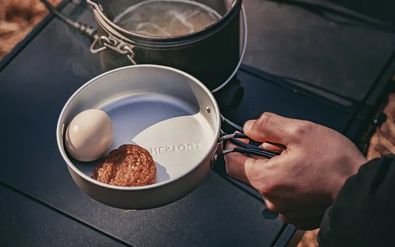 熱い料理を入れるお皿にも使えるフタの様子