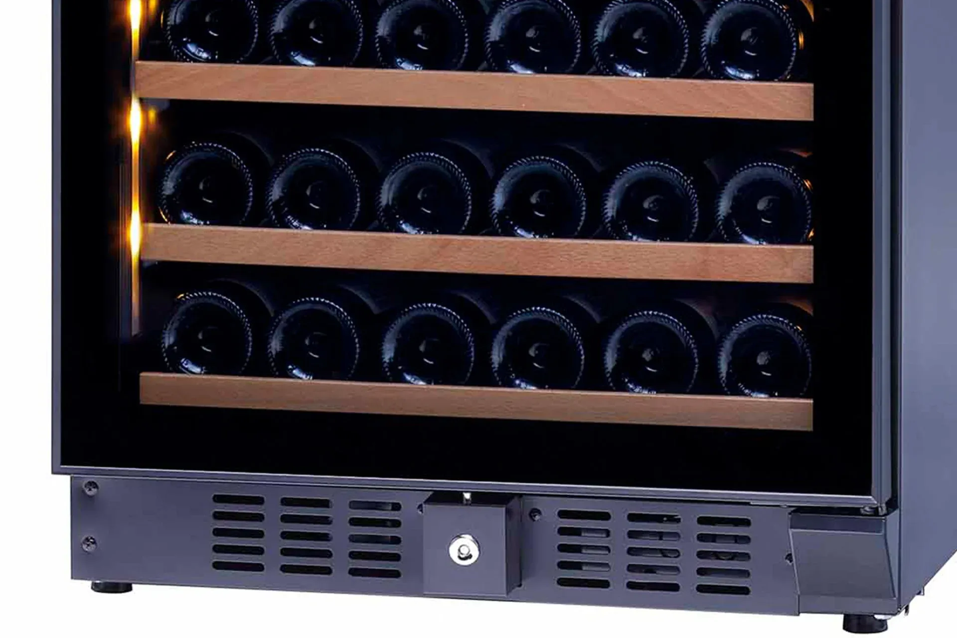 ワインセラーの内部と換気口