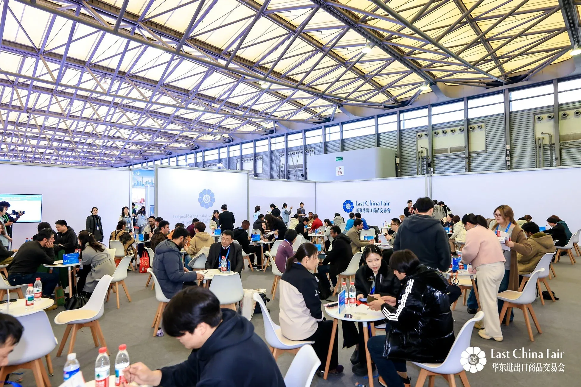 ビジネスマッチング会で活発に商談する人々