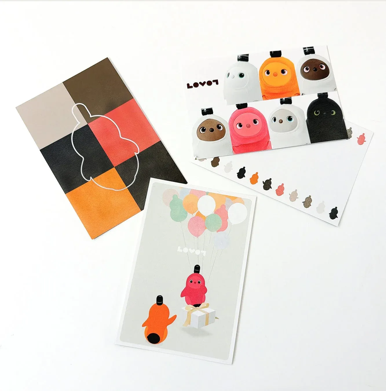 LOVOTのキャラクターがデザインされた複数のグリーティングカード