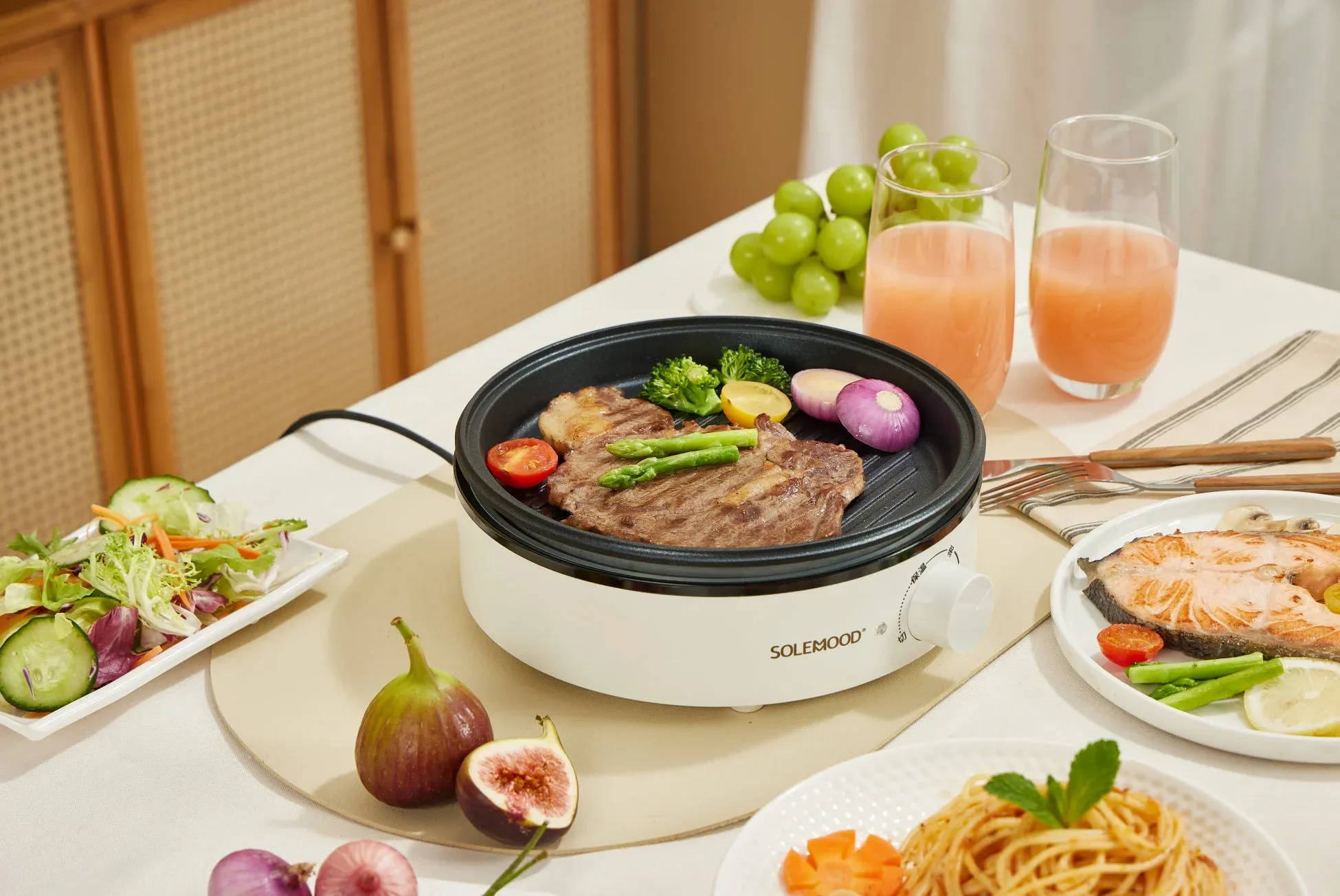 ホットプレートで調理されたステーキ